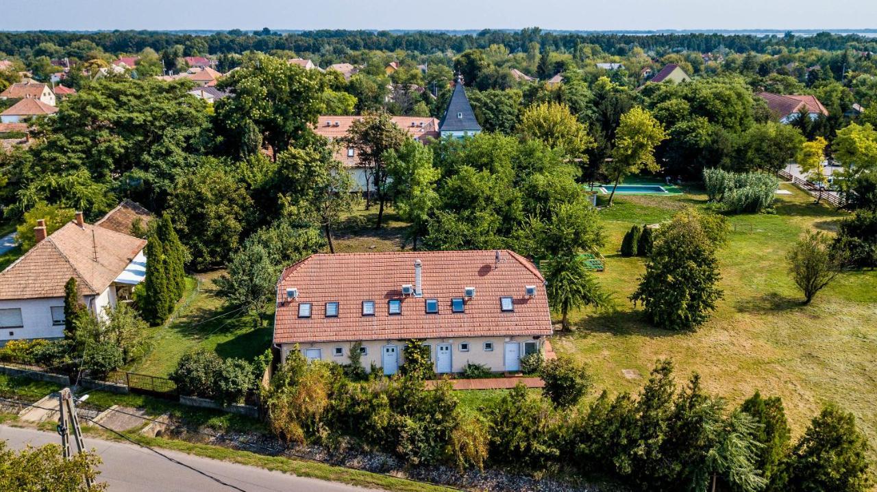 Herczeg Udvarhaz Poroszló Exterior foto