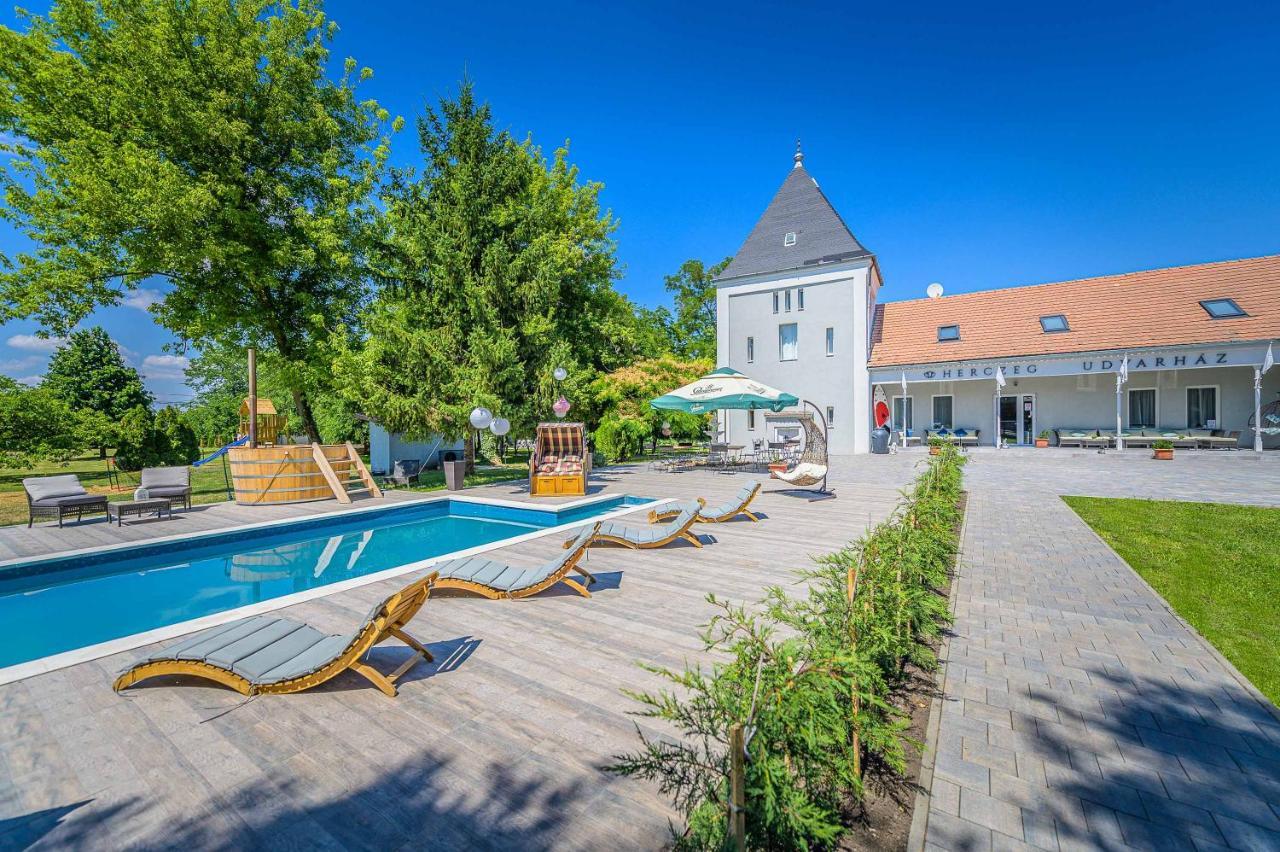 Herczeg Udvarhaz Poroszló Exterior foto