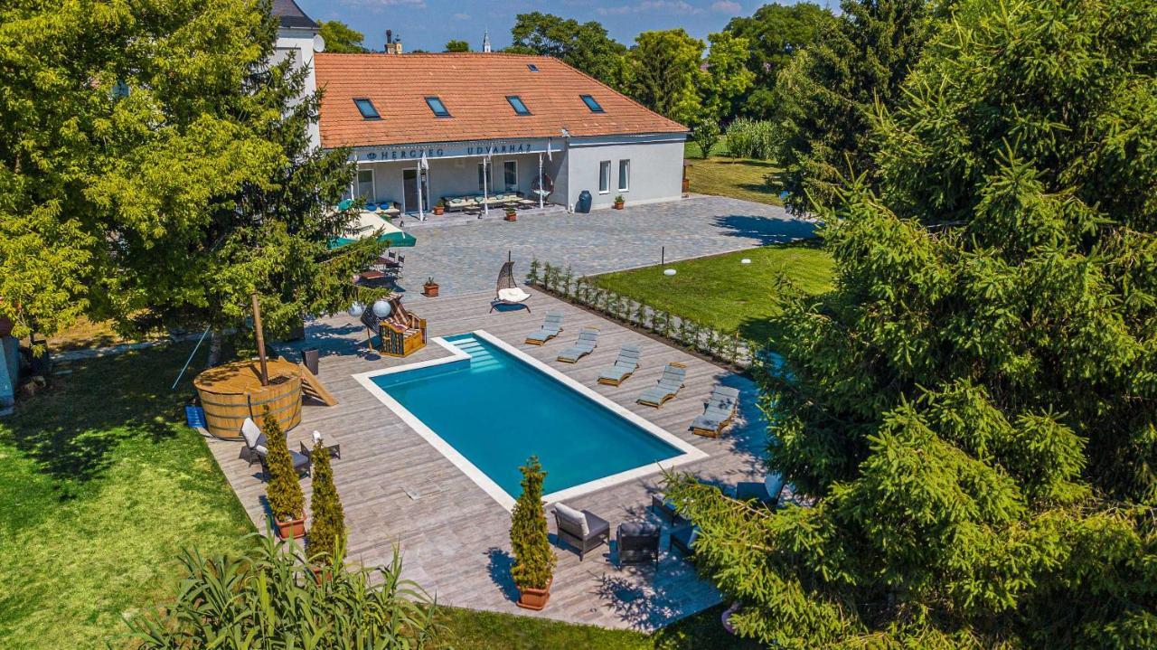 Herczeg Udvarhaz Poroszló Exterior foto