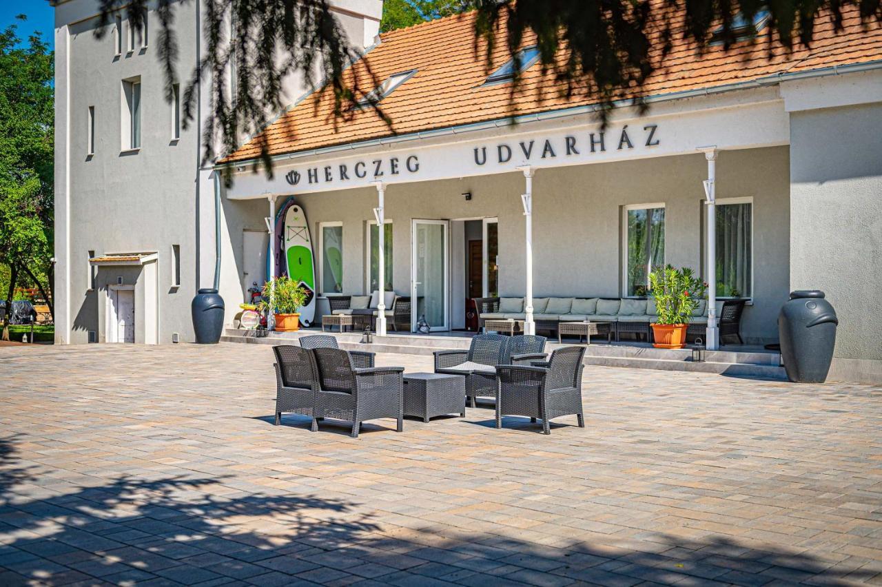 Herczeg Udvarhaz Poroszló Exterior foto