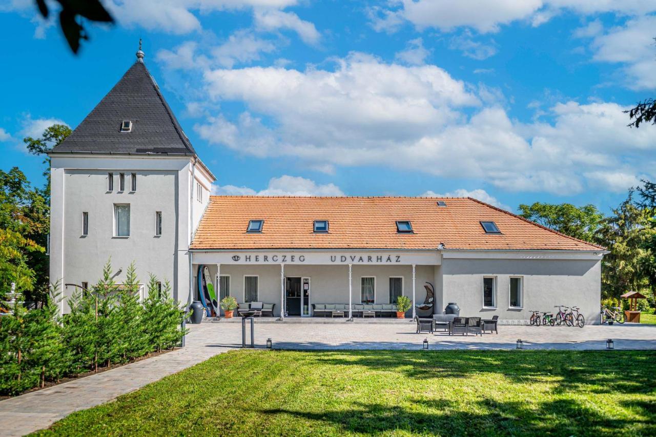Herczeg Udvarhaz Poroszló Exterior foto