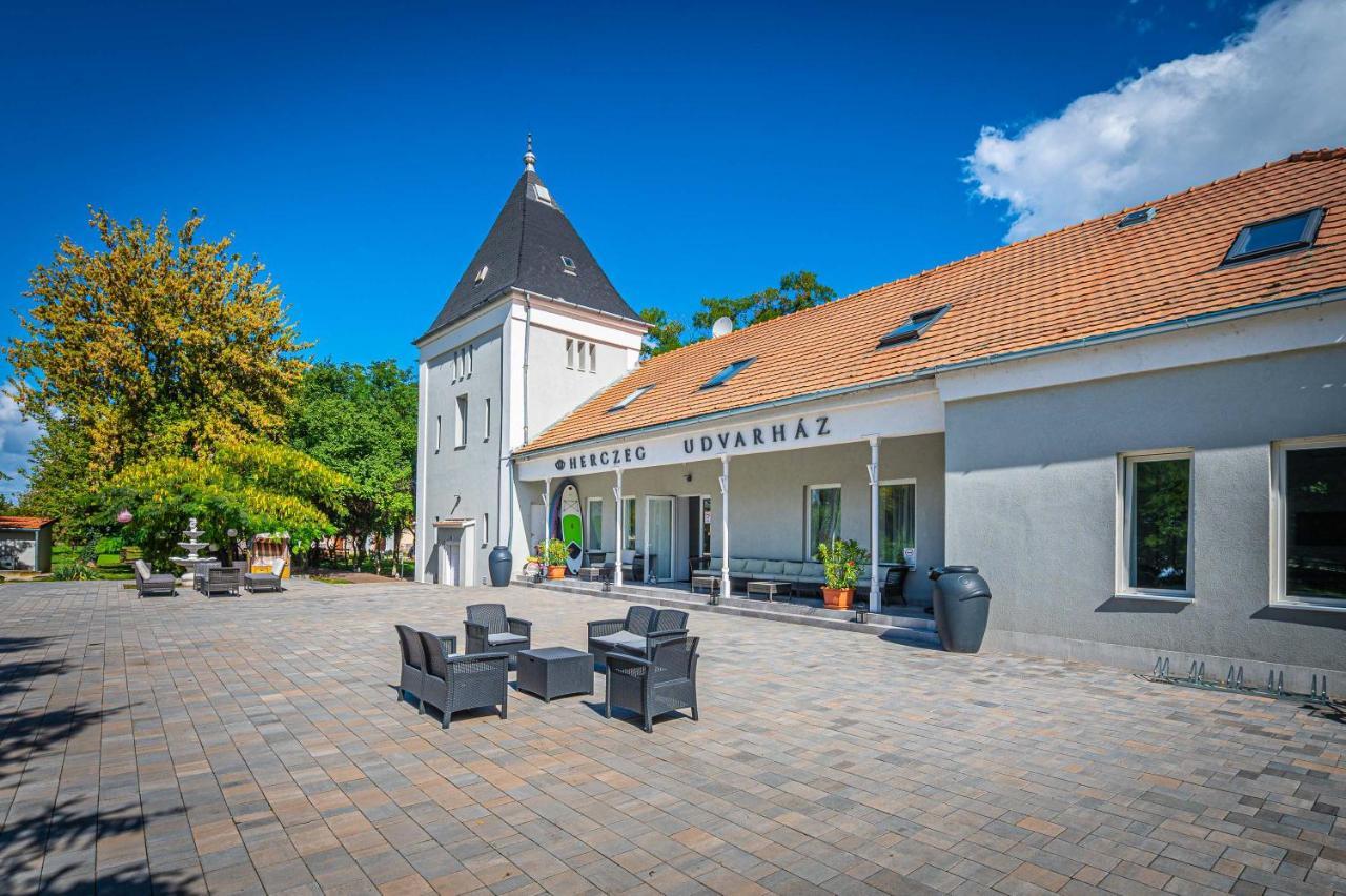 Herczeg Udvarhaz Poroszló Exterior foto
