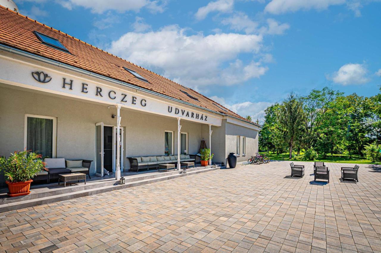 Herczeg Udvarhaz Poroszló Exterior foto