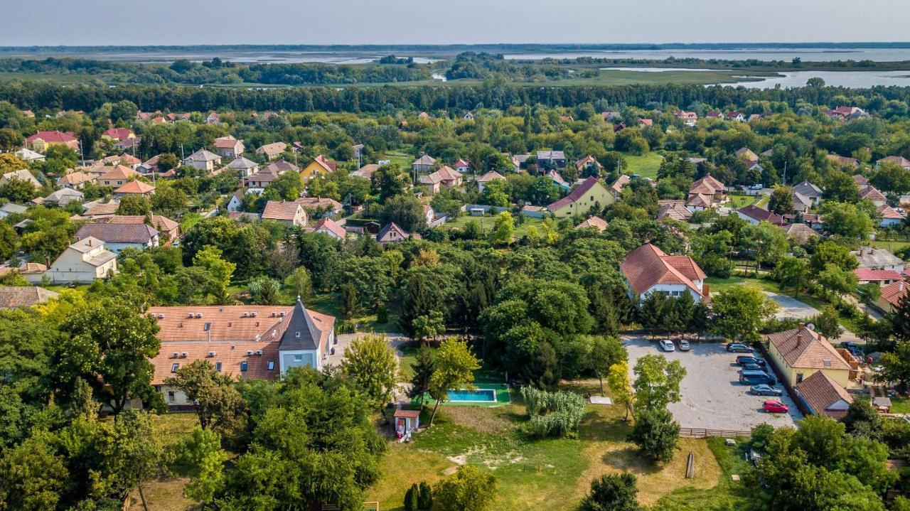 Herczeg Udvarhaz Poroszló Exterior foto